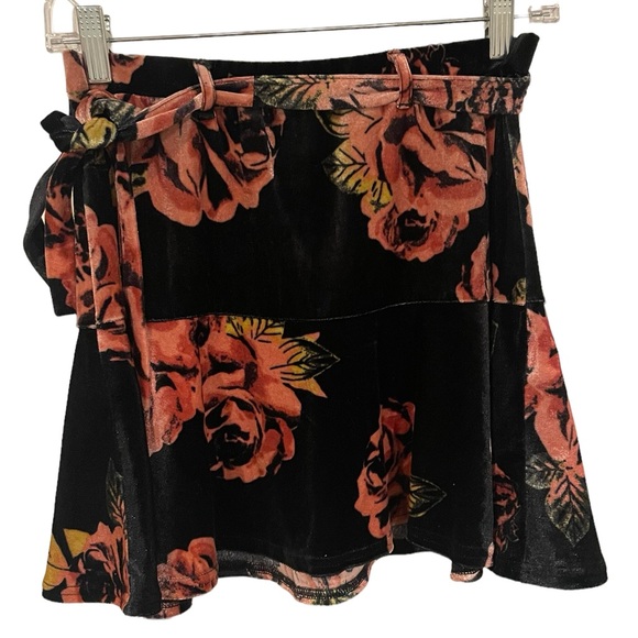 SO Dresses & Skirts - Super Soft Floral Skater Style Skirt